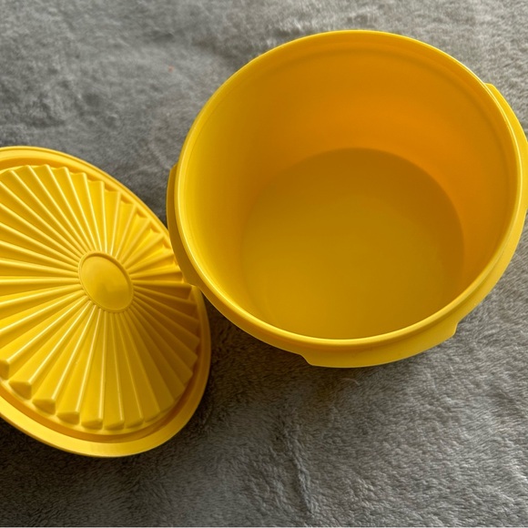 Tupperware Servalier Canister - Picture 2 of 4